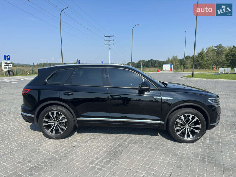 Позашляховик / Кросовер Volkswagen Touareg 2018 в 