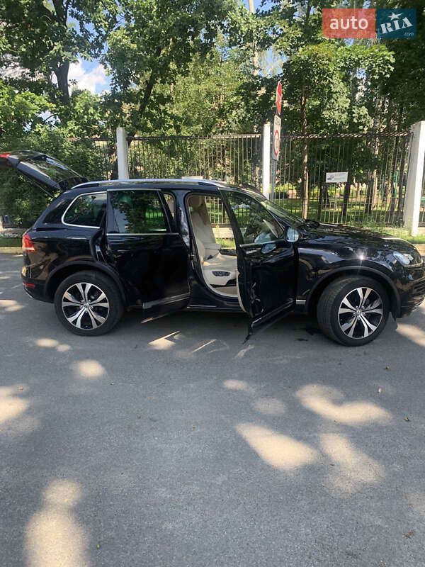 Внедорожник / Кроссовер Volkswagen Touareg 2012 в Киеве