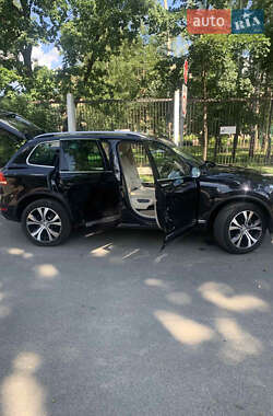 Внедорожник / Кроссовер Volkswagen Touareg 2012 в 