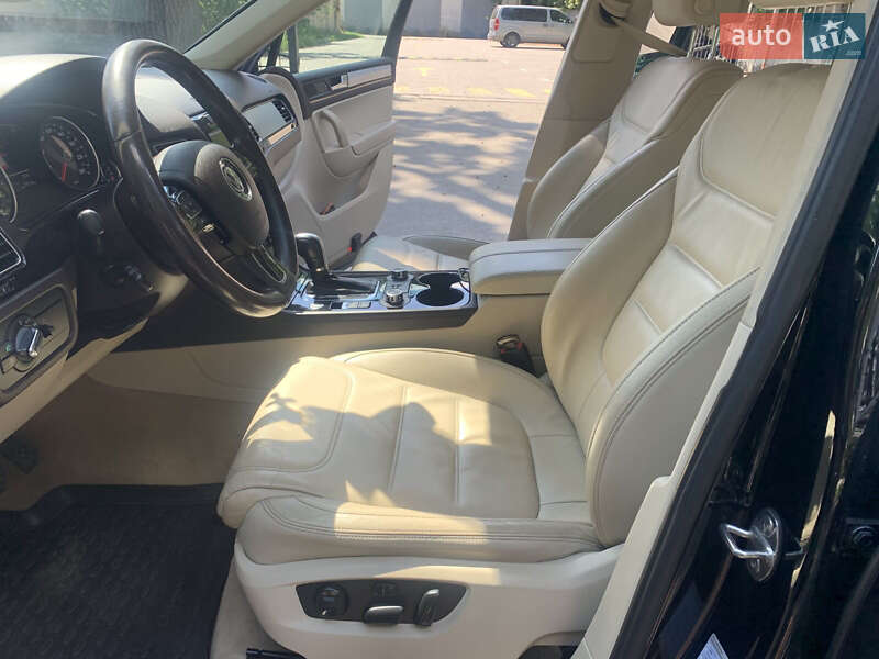 Внедорожник / Кроссовер Volkswagen Touareg 2012 в Киеве