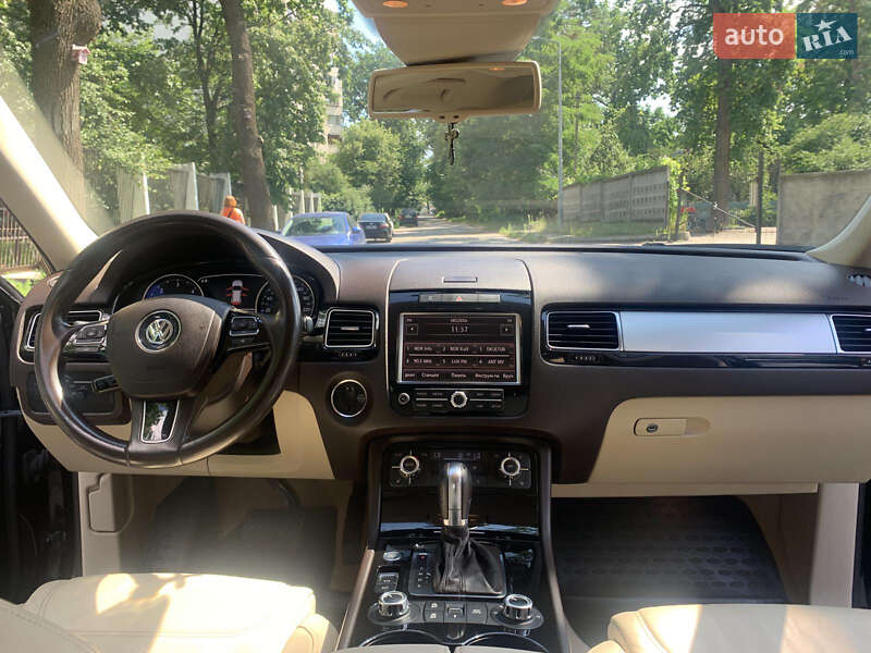 Внедорожник / Кроссовер Volkswagen Touareg 2012 в Киеве