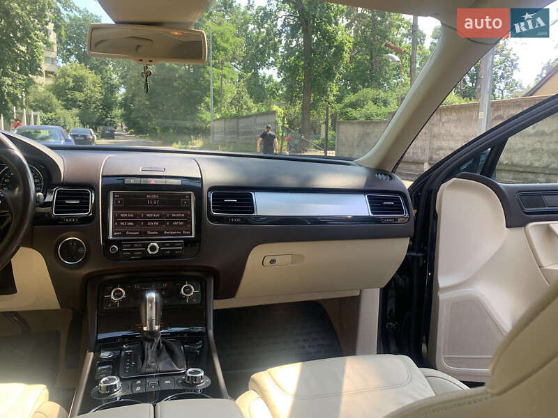 Внедорожник / Кроссовер Volkswagen Touareg 2012 в Киеве