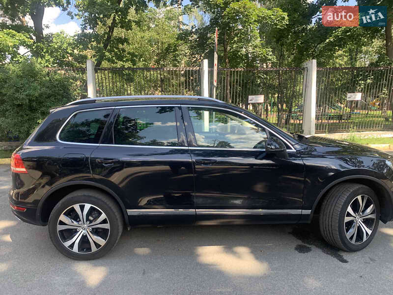Внедорожник / Кроссовер Volkswagen Touareg 2012 в Киеве