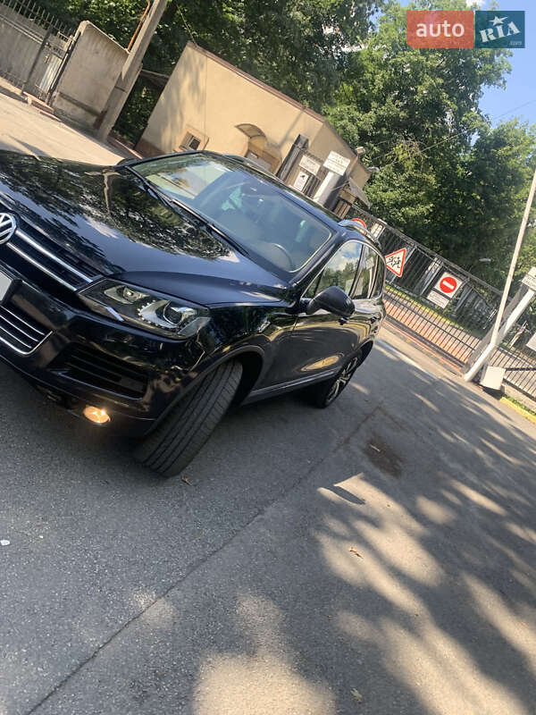 Внедорожник / Кроссовер Volkswagen Touareg 2012 в Киеве