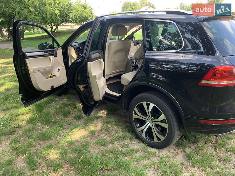 Внедорожник / Кроссовер Volkswagen Touareg 2012 в Киеве