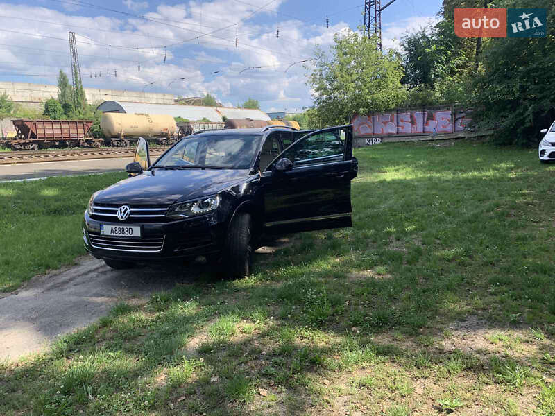 Внедорожник / Кроссовер Volkswagen Touareg 2012 в Киеве