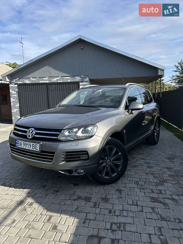 Внедорожник / Кроссовер Volkswagen Touareg 2011 в 