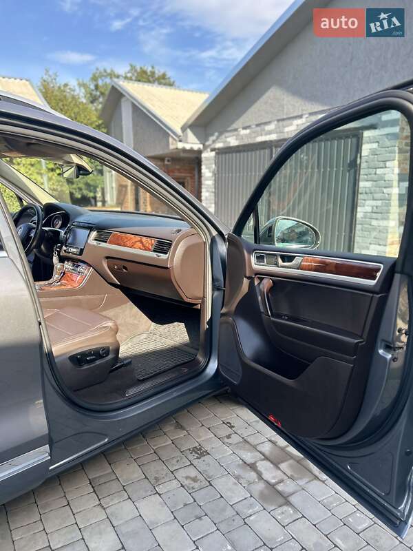 Внедорожник / Кроссовер Volkswagen Touareg 2011 в Александрие