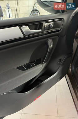 Внедорожник / Кроссовер Volkswagen Touareg 2012 в 