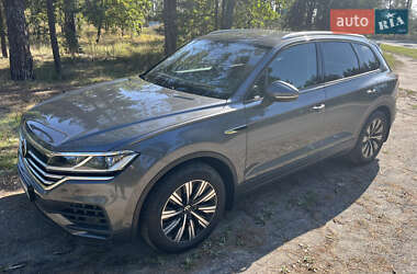 Внедорожник / Кроссовер Volkswagen Touareg 2021 в Вишневом
