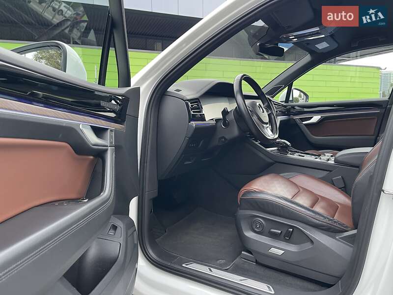 Позашляховик / Кросовер Volkswagen Touareg 2018 в Києві