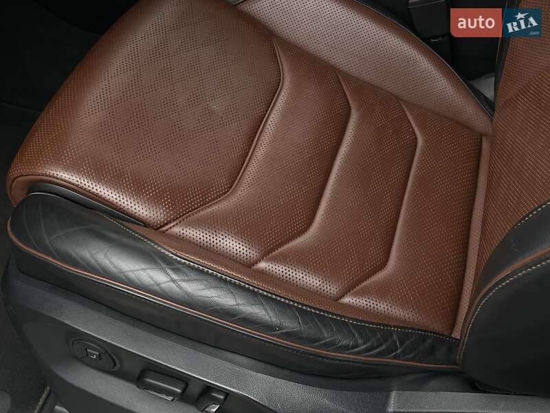 Позашляховик / Кросовер Volkswagen Touareg 2018 в Києві