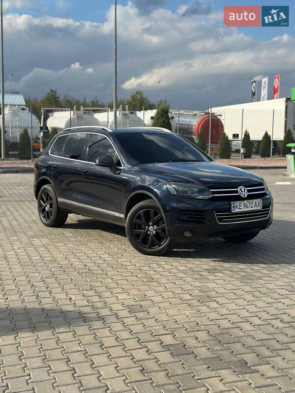 Внедорожник / Кроссовер Volkswagen Touareg 2014 в Днепре