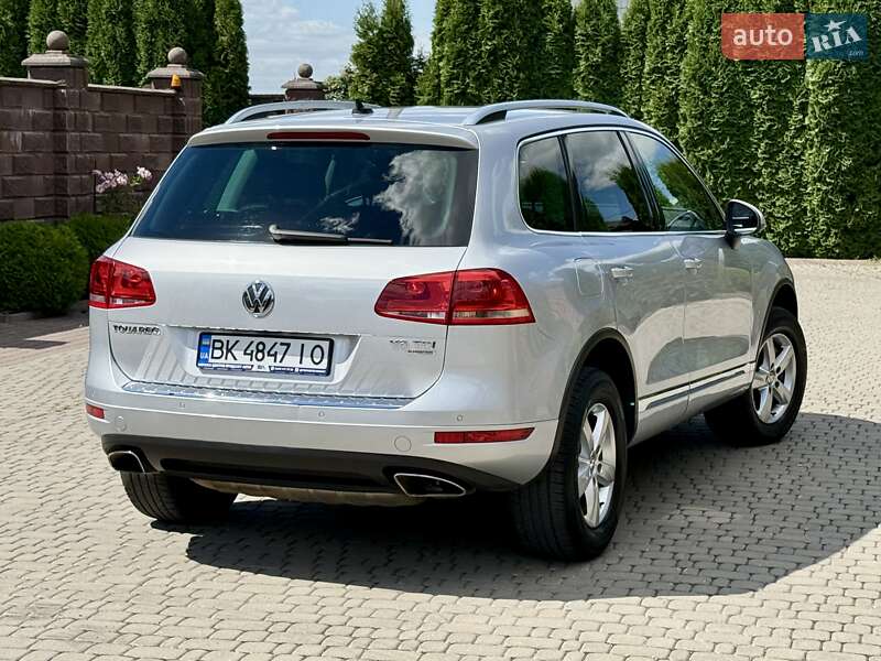 Внедорожник / Кроссовер Volkswagen Touareg 2013 в Ровно