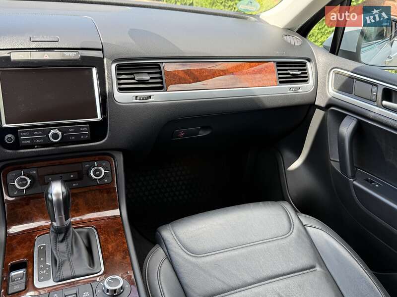 Внедорожник / Кроссовер Volkswagen Touareg 2013 в Ровно