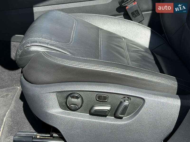 Внедорожник / Кроссовер Volkswagen Touareg 2013 в Ровно