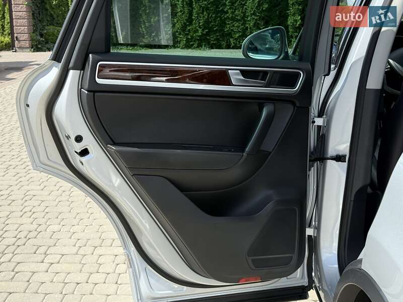 Внедорожник / Кроссовер Volkswagen Touareg 2013 в Ровно