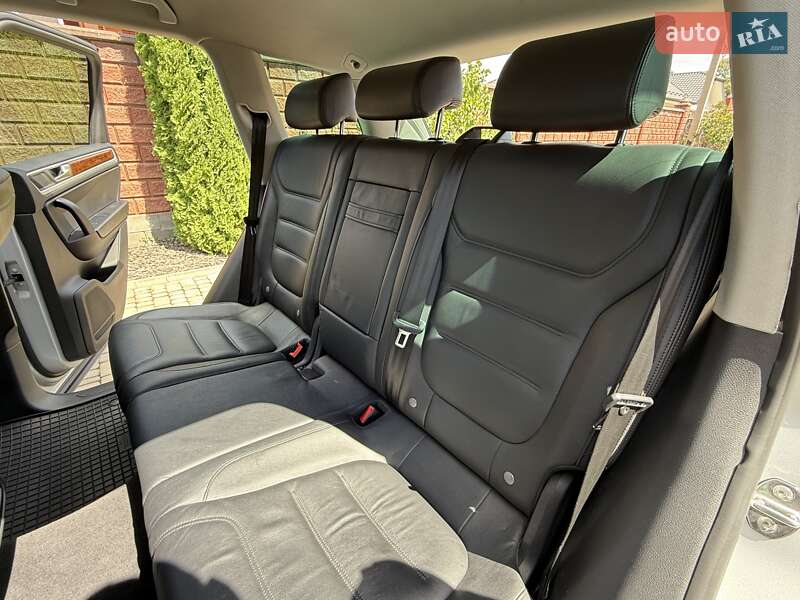 Внедорожник / Кроссовер Volkswagen Touareg 2013 в Ровно