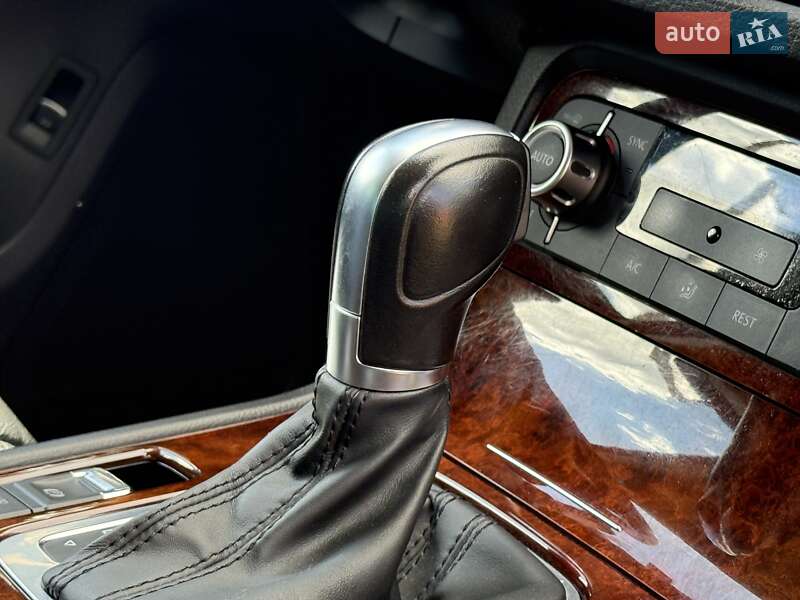 Внедорожник / Кроссовер Volkswagen Touareg 2013 в Ровно