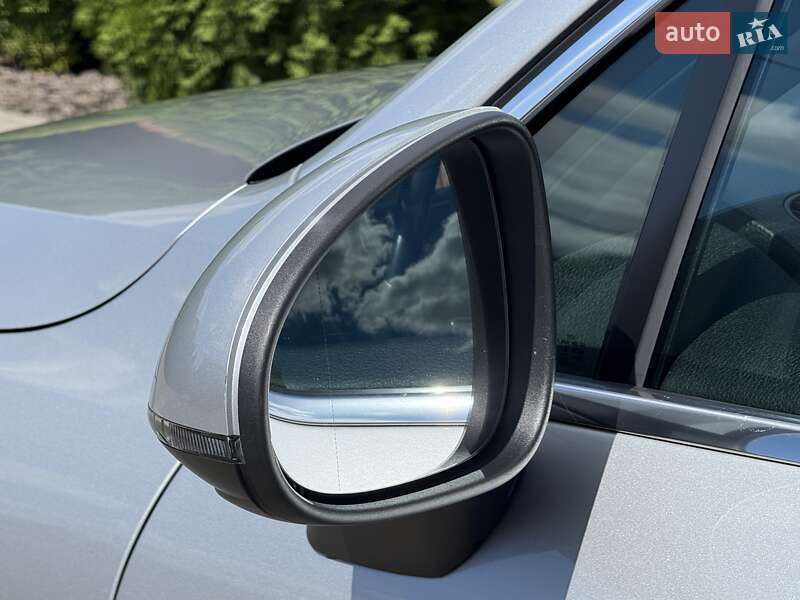 Внедорожник / Кроссовер Volkswagen Touareg 2013 в Ровно