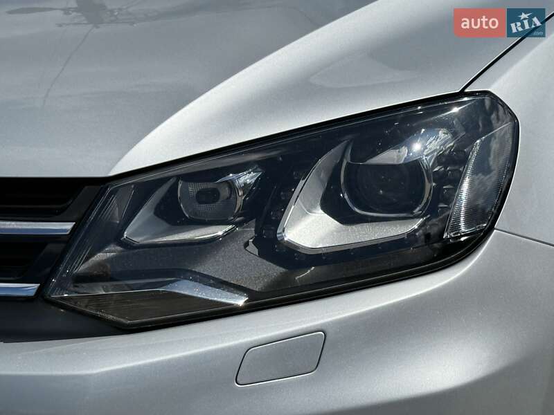 Внедорожник / Кроссовер Volkswagen Touareg 2013 в Ровно
