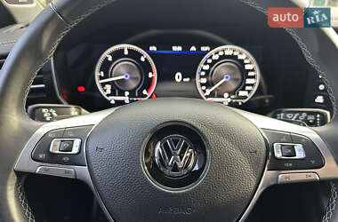 Внедорожник / Кроссовер Volkswagen Touareg 2019 в 