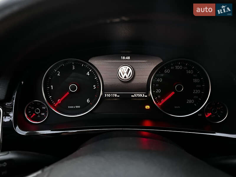Позашляховик / Кросовер Volkswagen Touareg 2011 в Хусті