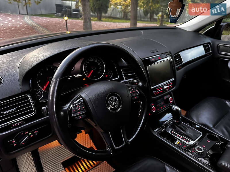 Позашляховик / Кросовер Volkswagen Touareg 2011 в Хусті