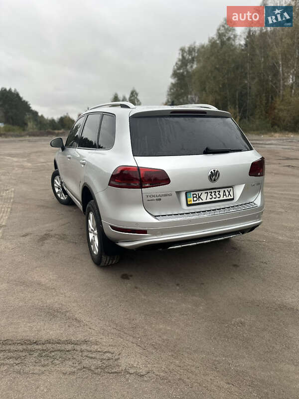 Внедорожник / Кроссовер Volkswagen Touareg 2010 в Сарнах
