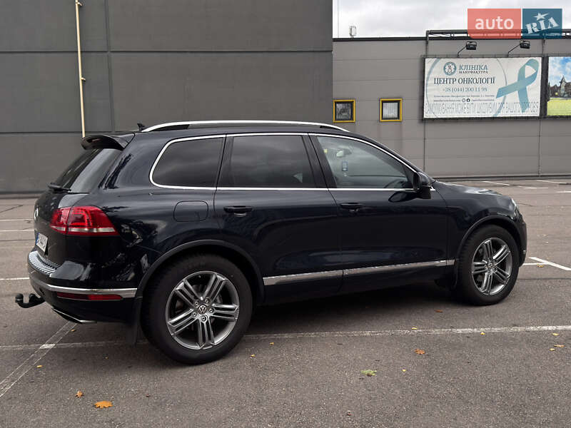 Позашляховик / Кросовер Volkswagen Touareg 2016 в Києві