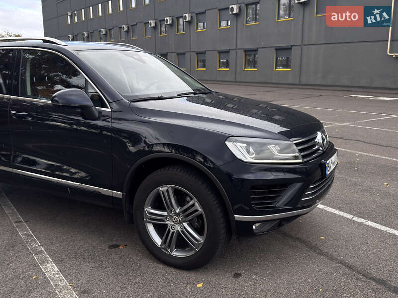 Позашляховик / Кросовер Volkswagen Touareg 2016 в Києві
