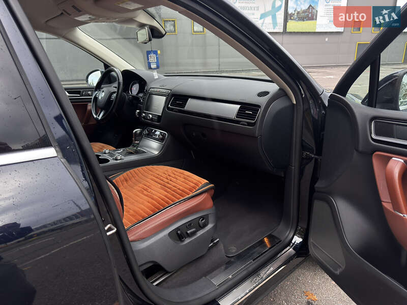Позашляховик / Кросовер Volkswagen Touareg 2016 в Києві