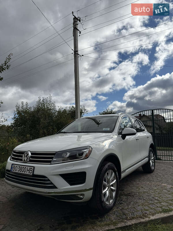 Внедорожник / Кроссовер Volkswagen Touareg 2015 в Тернополе