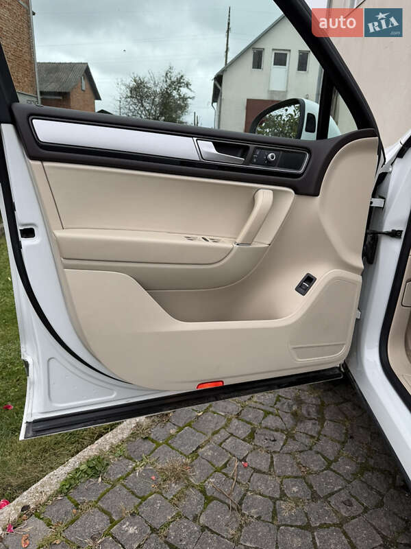 Внедорожник / Кроссовер Volkswagen Touareg 2015 в Тернополе