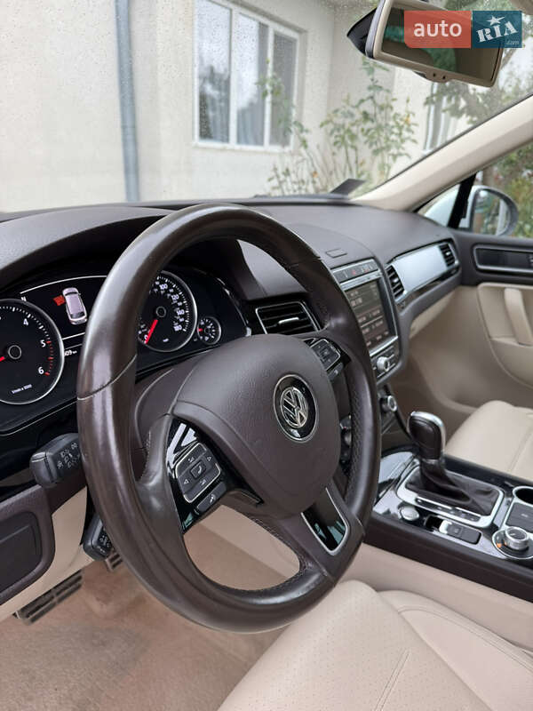Внедорожник / Кроссовер Volkswagen Touareg 2015 в Тернополе