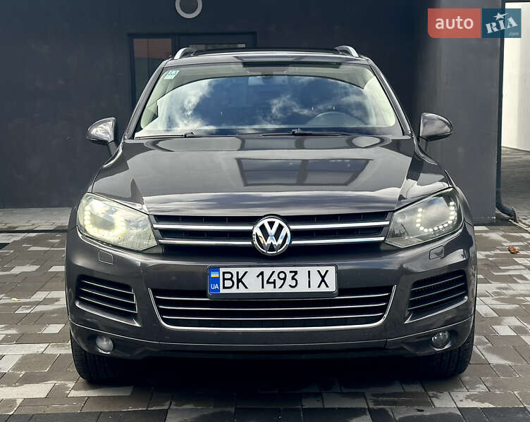 Внедорожник / Кроссовер Volkswagen Touareg 2011 в Ровно
