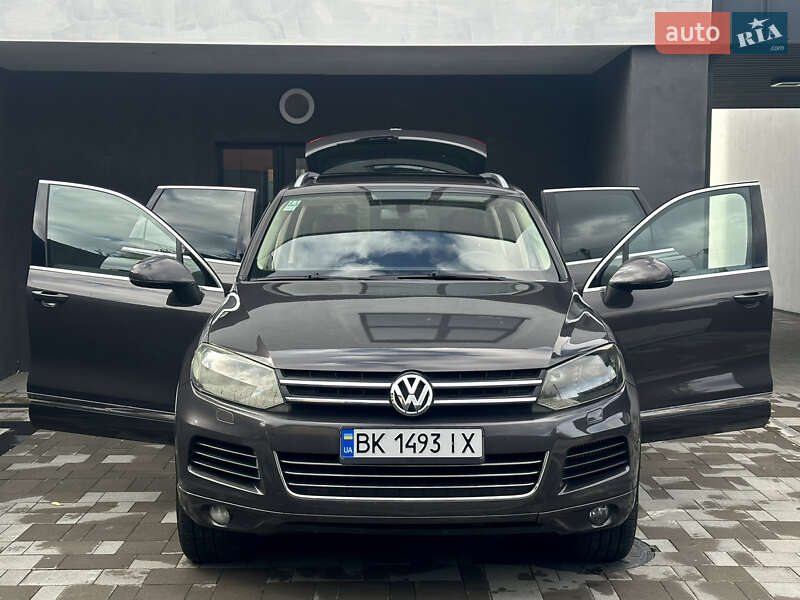Внедорожник / Кроссовер Volkswagen Touareg 2011 в Ровно
