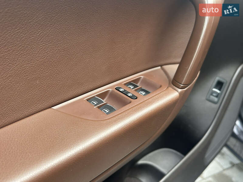 Внедорожник / Кроссовер Volkswagen Touareg 2011 в Ровно