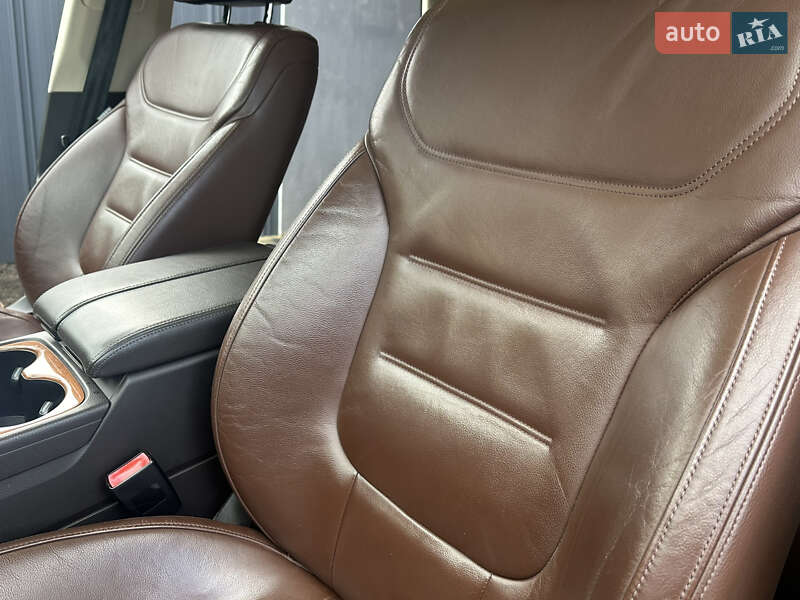 Внедорожник / Кроссовер Volkswagen Touareg 2011 в Ровно