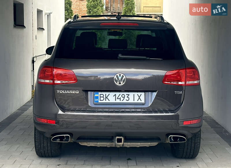 Внедорожник / Кроссовер Volkswagen Touareg 2011 в Ровно