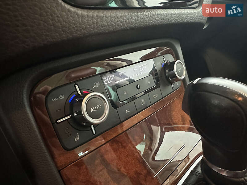 Внедорожник / Кроссовер Volkswagen Touareg 2011 в Ровно