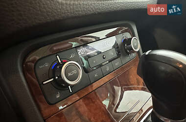 Позашляховик / Кросовер Volkswagen Touareg 2011 в 