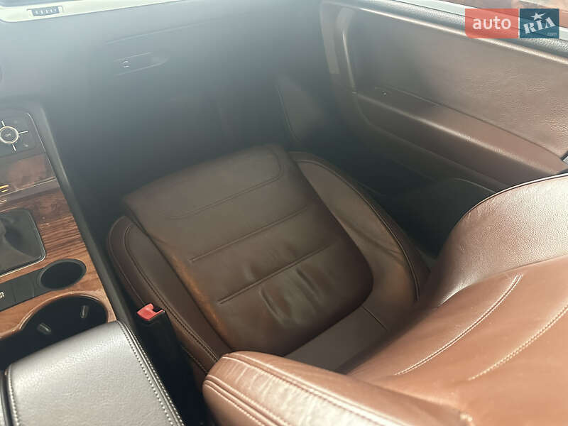 Внедорожник / Кроссовер Volkswagen Touareg 2011 в Ровно