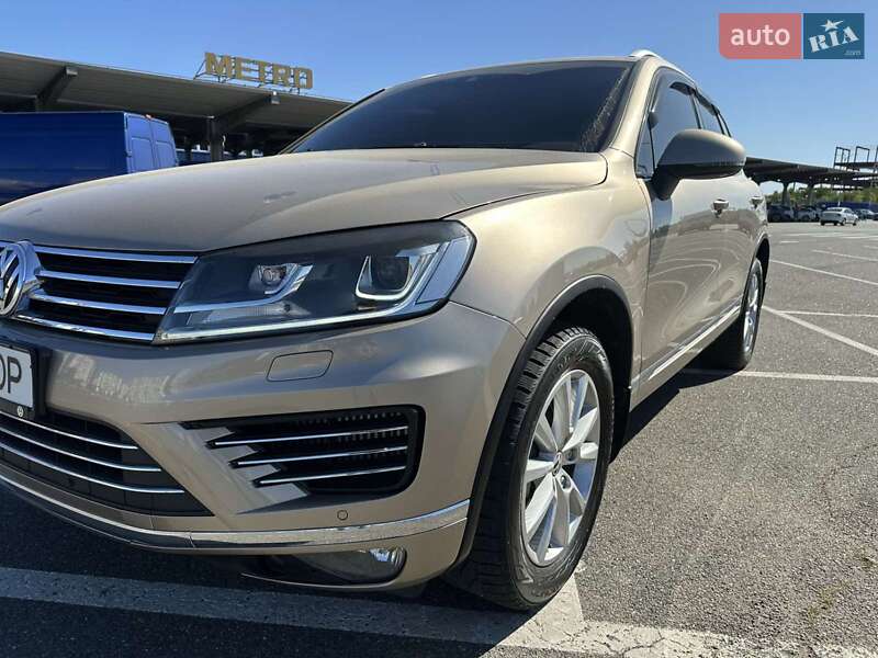 Позашляховик / Кросовер Volkswagen Touareg 2015 в Києві