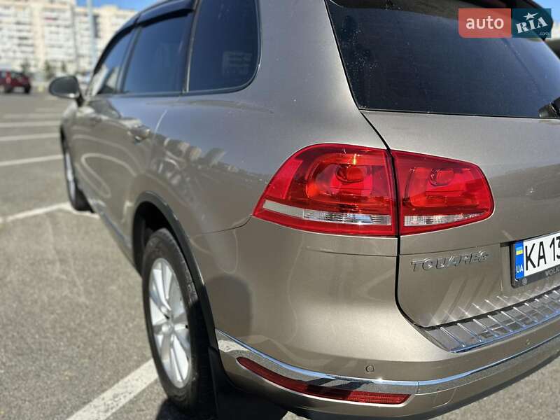 Позашляховик / Кросовер Volkswagen Touareg 2015 в Києві