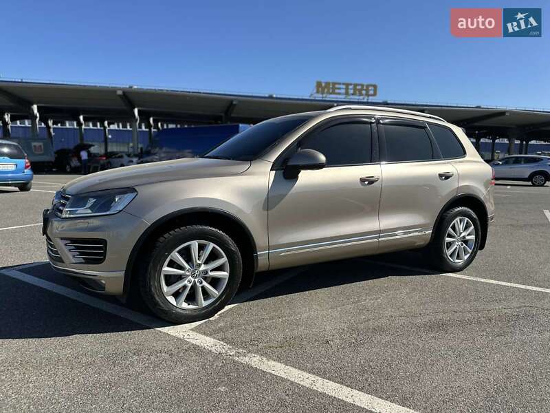 Позашляховик / Кросовер Volkswagen Touareg 2015 в Києві