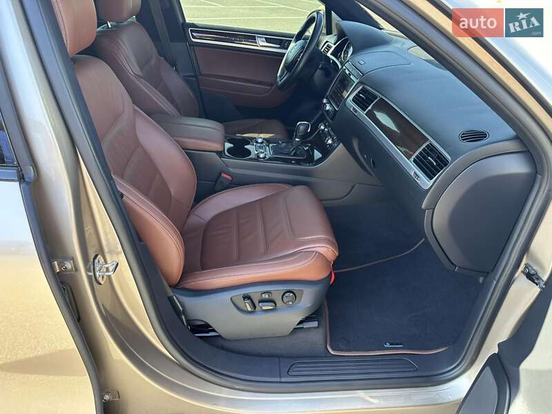 Позашляховик / Кросовер Volkswagen Touareg 2015 в Києві