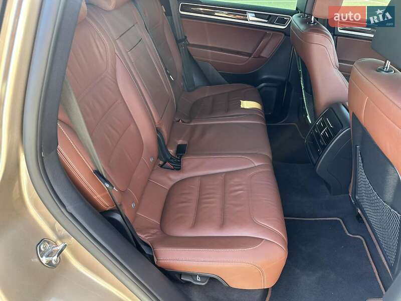 Позашляховик / Кросовер Volkswagen Touareg 2015 в Києві