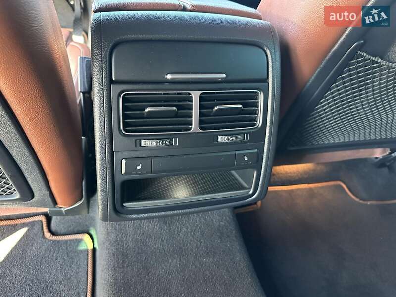 Позашляховик / Кросовер Volkswagen Touareg 2015 в Києві