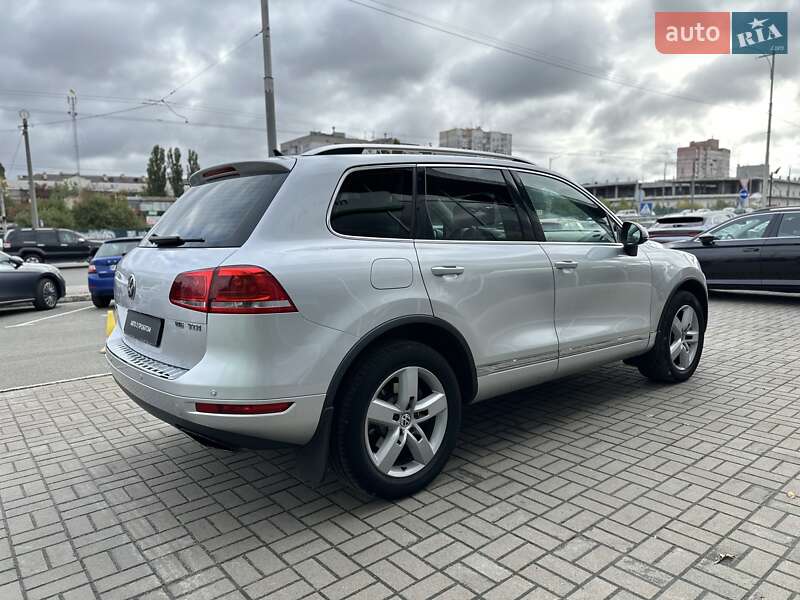 Позашляховик / Кросовер Volkswagen Touareg 2010 в Києві